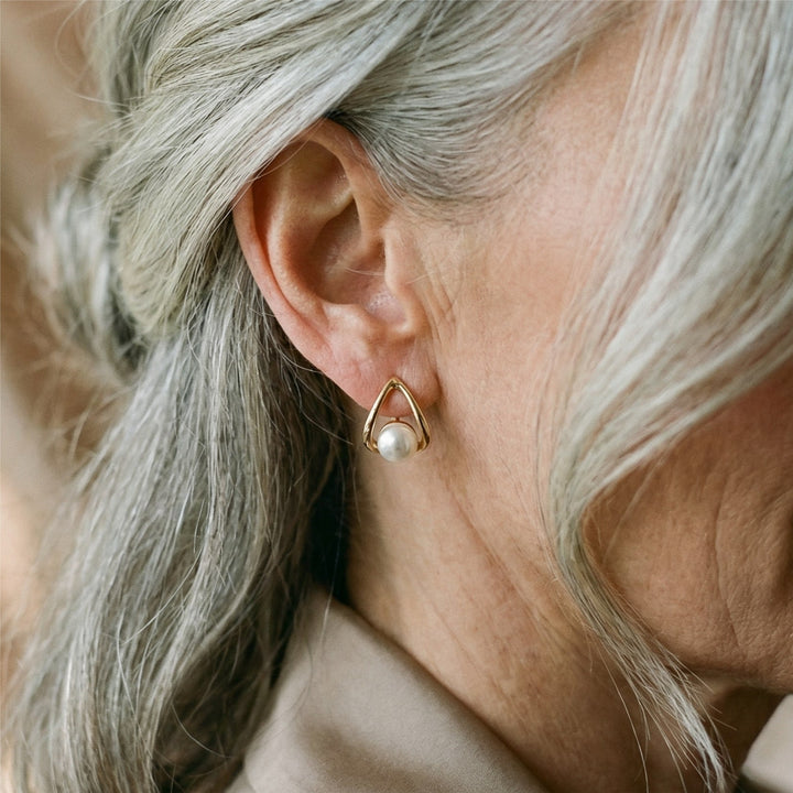 Kolmnurkse kujuga kõrvarõngad elegantsete pärlitega