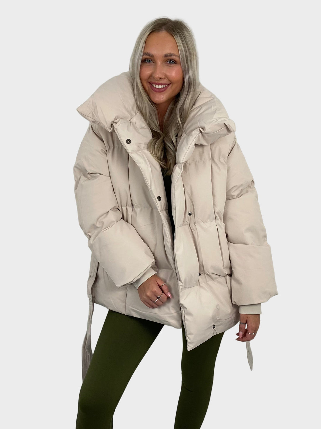 Maja - Kratka puffer jakna z pasom