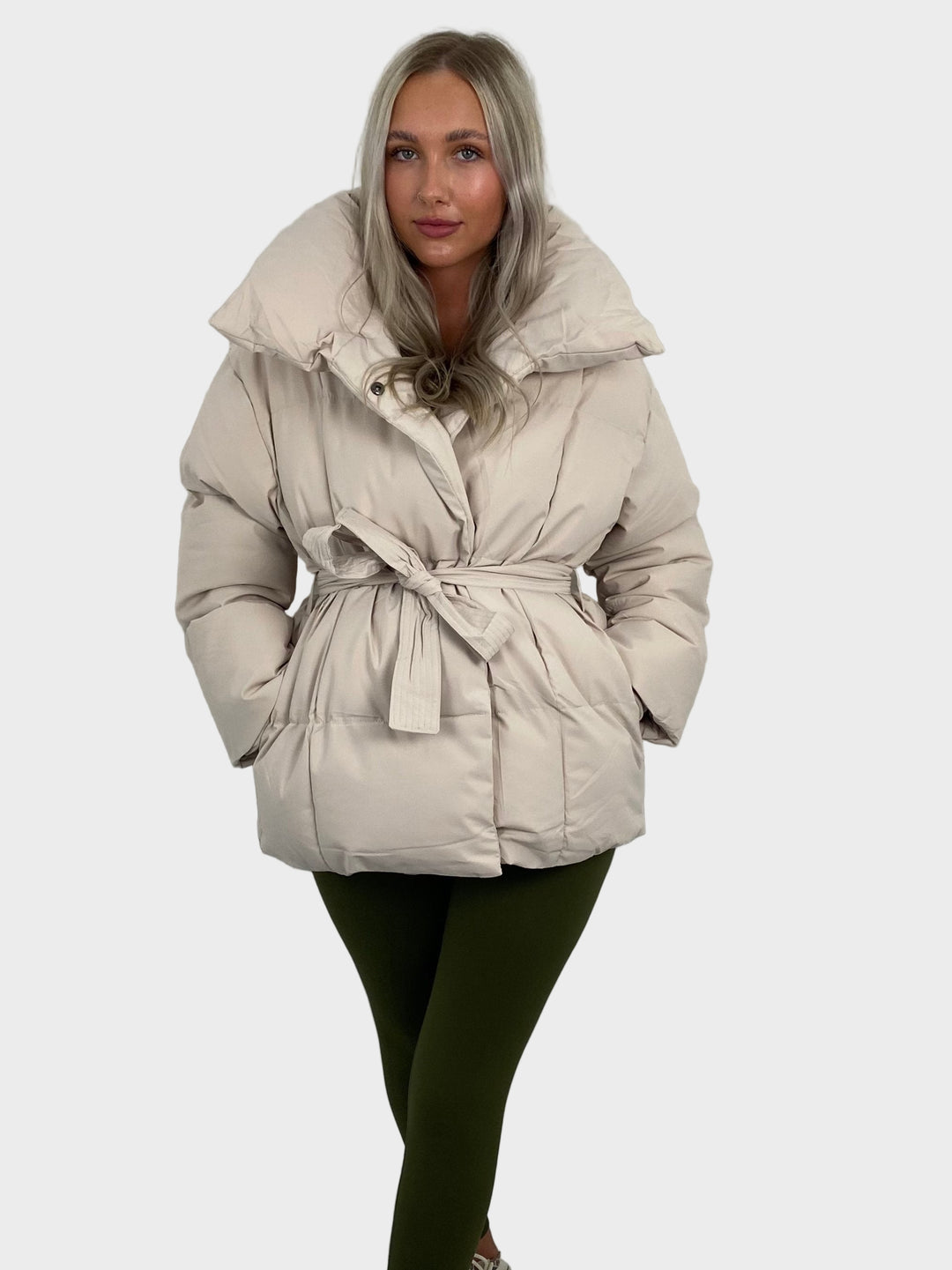 Maja - Kratka puffer jakna z pasom