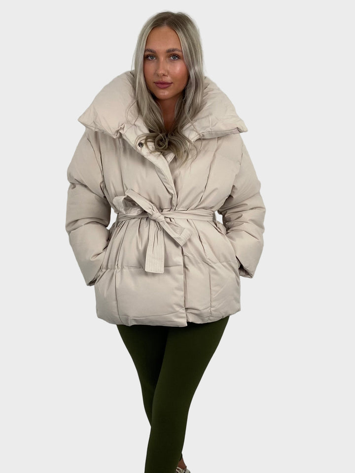 Maja - Kratka puffer jakna z pasom