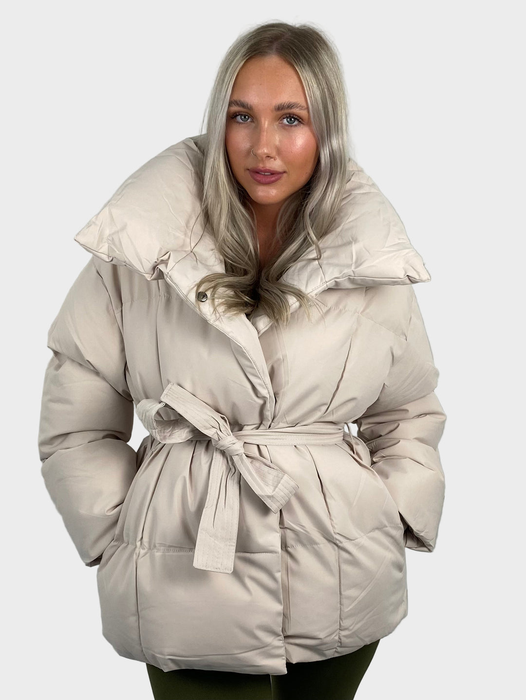 Maja - Kratka puffer jakna z pasom