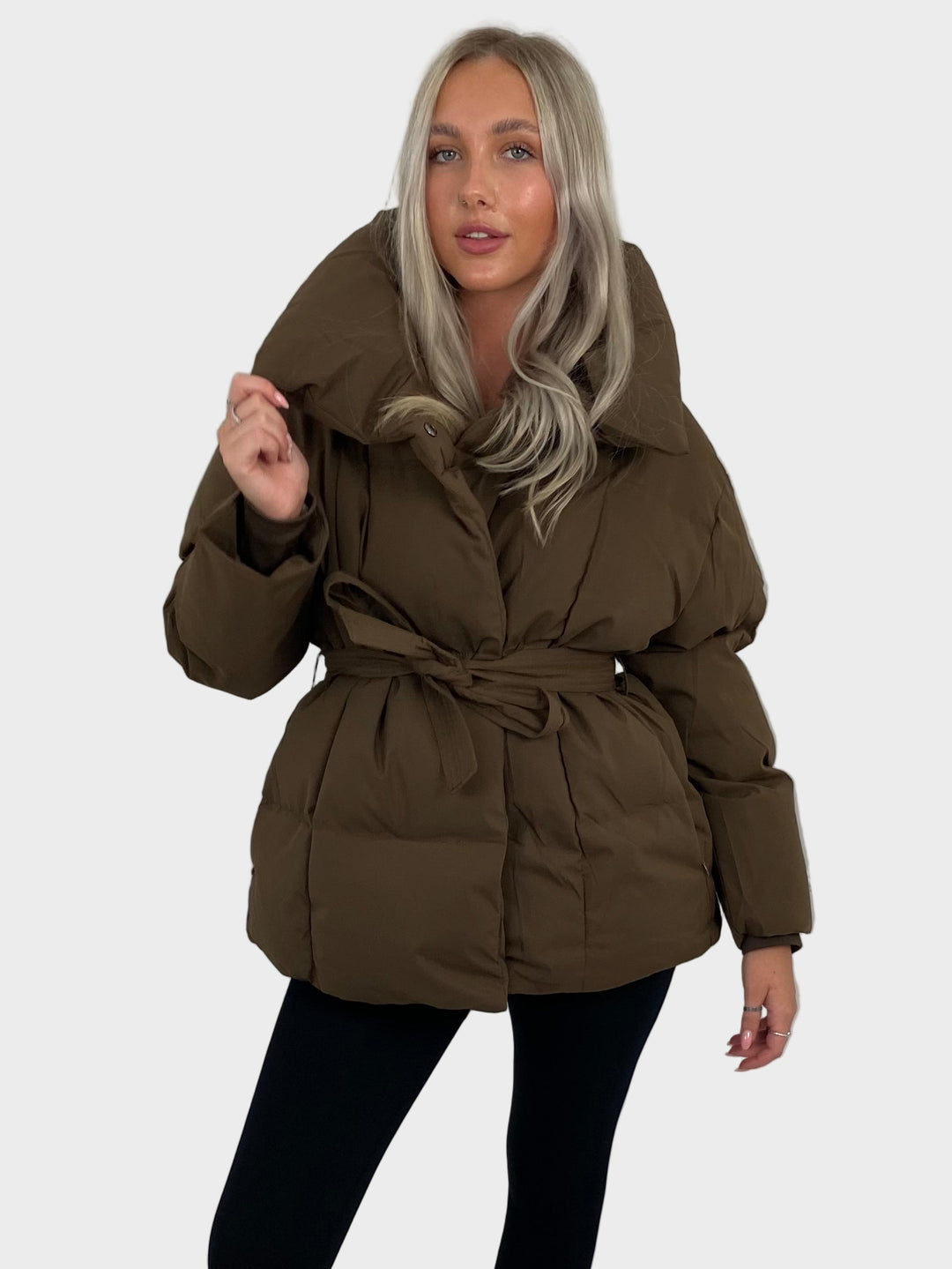 Maja - Kratka puffer jakna z pasom