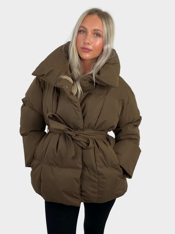 Maja - Kratka puffer jakna z pasom