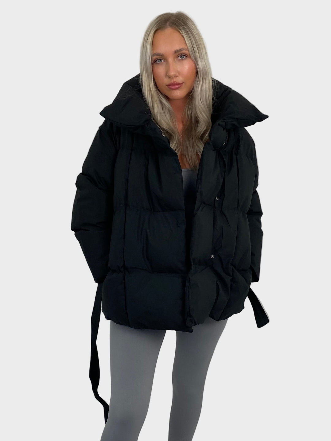 Maja - Kratka puffer jakna z pasom