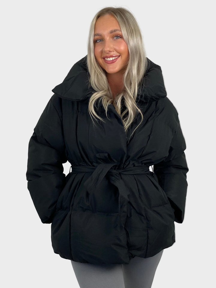 Maja - Kratka puffer jakna z pasom